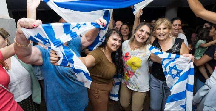 תושבי קריית גת חוגגים את שחרורה של החיילת החטופה. צילום: לירון מולדובן/פלאש 90 "קיבלנו אותה במתנה": בקריית גת חגגו את שחרור החיילת החטופה