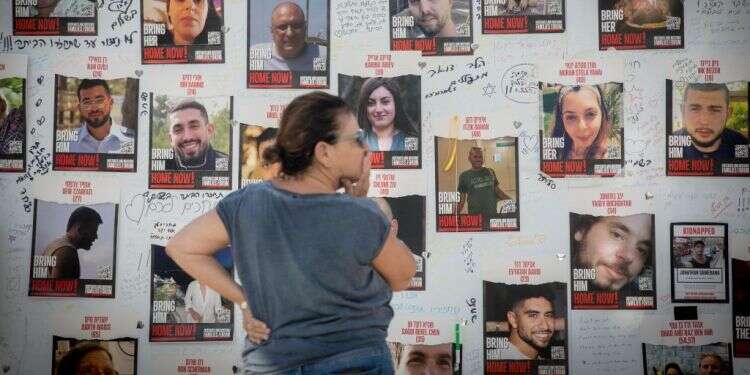 קיר החטופים מחוץ למוזיאון תל אביב לאומנות. צילום: מרים אלסטר פלאש 90