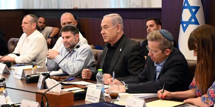 ראש הממשלה בנימין נתניהו בקבינט חברתי-כלכלי. צילום: חיים צח  - לע