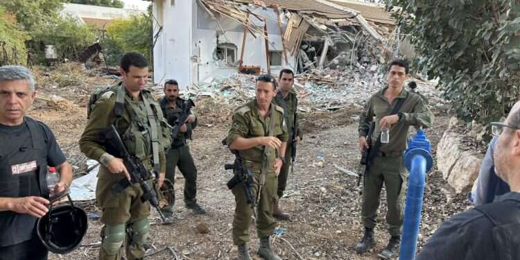 ברק חירם בתדרוך בקיבות בארי שבו לחם ב-7 באוקטובר, כשבועיים לאחר הטבח. צילום: חגי סגל "כל הזמן ראינו שטף לא נגמר של מחבלים על טנדרים ואופנועים"