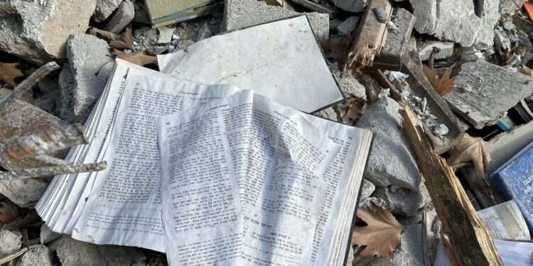 ספר האגדה בחורבות בית בקיבוץ בארי. צילום: חגי סגל מדוע הופתענו? פשוט לא העלנו בדעתנו תרחיש כה קטלני