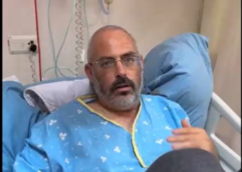 צילום מהרשתות החברתיות  האב נפצע מירי, הבן הגן על מתפללים מהמחבלים