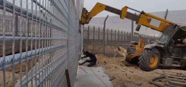 גדר מתעתעת. בניית המכשול בגבול רצועת עזה. צילום: דובר צה חובה לחקור את מחדל הגדר בגבול עזה