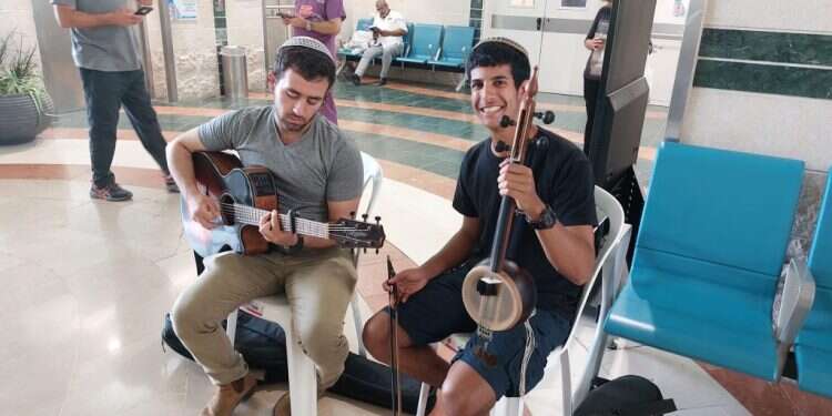 מאות מתנדבים מכל רחבי הארץ הגיעו לסייע בבתי החולים: "באנו לעשות כל מה שאפשר"