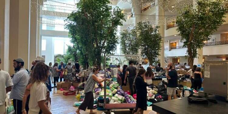 מלון דוד בים המלח, עם הגעת תושבי העוטף ביום שאחרי 7 באוקטובר. צילום: אורלי גולדקלנג מלון דוד בים המלח, עם הגעת תושבי העוטף ביום שאחרי 7 באוקטובר