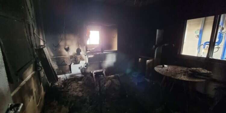 משרדי הרפת בעלומים לאחר השריפה. צילום: סטיבי מרכוס