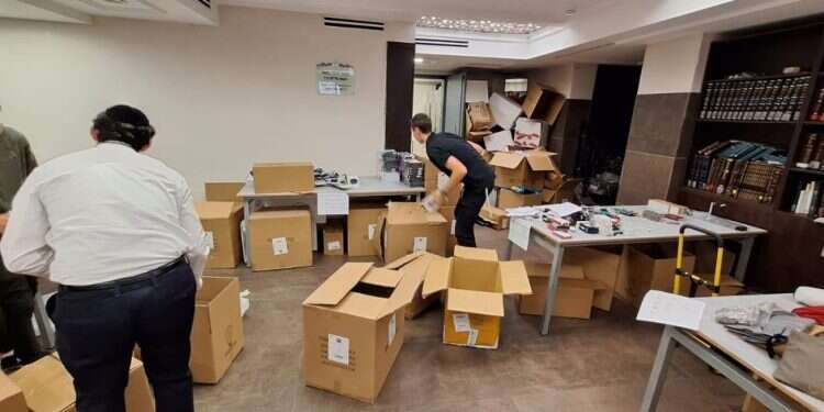 בית מדרש בשכונה החרדית 'שערי חסד' בירושלים, שהפך בימים אלה למרכז איסוף של תרומות מצרכים לחיילים. צילום: משה ליפשיץ "הפעם זה שונה": המגזר החרדי מתגייס למאמץ המלחמתי