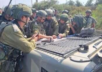 חילץ זוג קשישים מבית בוער, הכווין מסוקי קרב תחת אש | סיפורי הגבורה מהלחימה נגד המחבלים