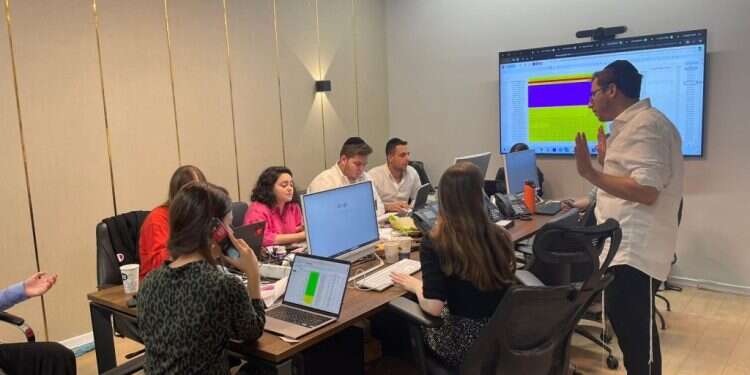 "אנשים כל כך רוצים איכשהו לעזור": עשרות מתנדבים בחמ"ל החרדי