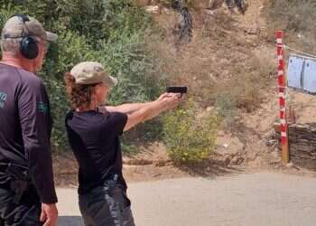 רובנו נעדיף לנשום אקונומיקה ולא לאחוז בנשק, אבל אחיותיי, זהו צו השעה