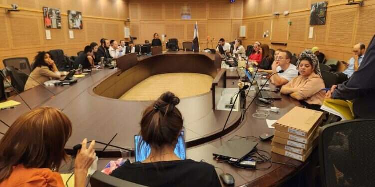 משפת הסימנים ועד פינוקים לחיילים: חמ"ל הכנסת מטפל באלפי פניות