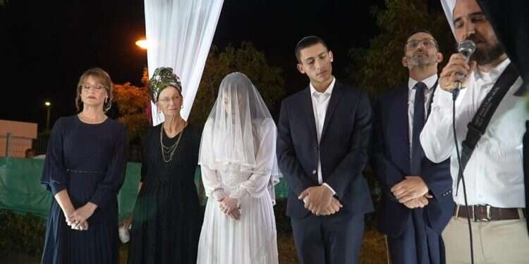 האח נעדר, החתן נפצע והכלה מקיבוץ סעד: החתונה המרגשת של יונתן וגליה