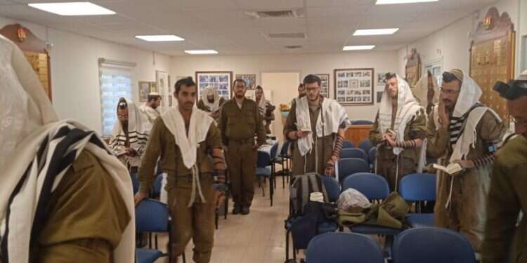התפילה בבית הכנסת בבארי לראשונה מאז שמחת תורה: תפילה בבית הכנסת בבארי
