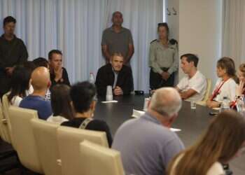 משפחות החטופים והנעדרים נפגשו עם גל הירש: "מדינת ישראל לא מוותרת על אף אחד"