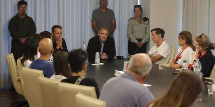 גל הירש עם המשפחות. צילום: מטה המשפחות להחזרת החטופים והנעדרים משפחות החטופים והנעדרים נפגשו עם גל הירש: "מדינת ישראל לא מוותרת על אף אחד"