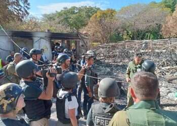 עיתונאים זרים מסיירים בין הריסות קיבוץ בארי. צילום: לב ארן