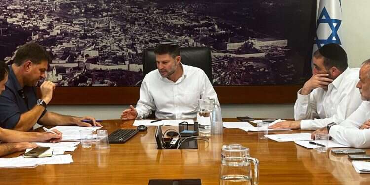 סמוטריץ' התחייב לרשויות המקומיות: "תוציאו כספים ונגבה אתכם"