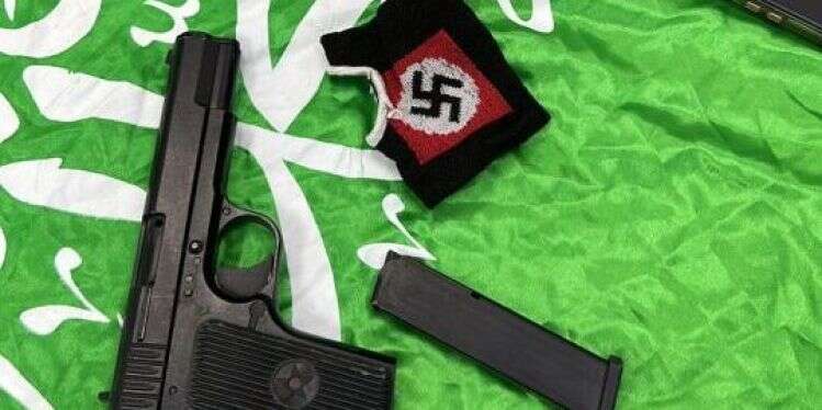 אקדח וצלב קרס. צילום: משטרת ישראל המרדף אחר מסיתים נמשך: סמלים נאציים נמצאו אצל חשוד בתקיפה