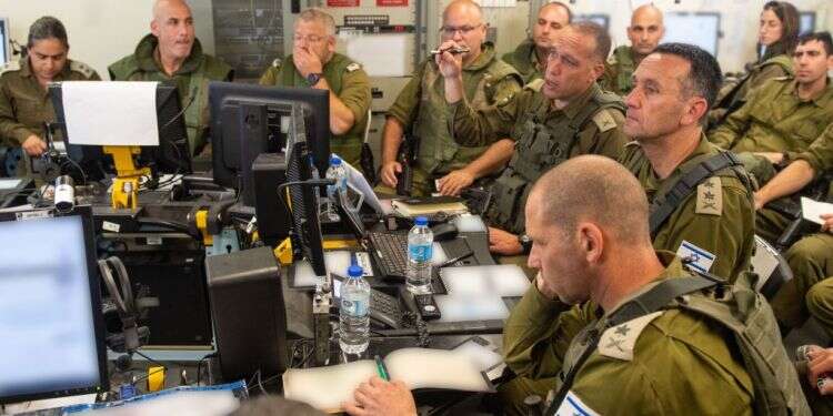 הערכת מצב שקיים הרמטכ״ל, רב-אלוף הרצי הלוי עם המפקדים והכוחות הלוחמים בדרום. צילום - דובר צה