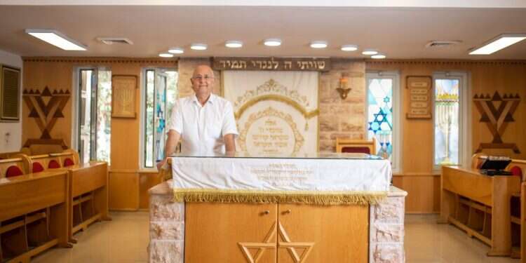 יצחק ינוקא. צילום: נעמה גרינבאום כריזמה, קיגל וטון רגישות: גבאים מכל רחבי הארץ על הדרך לנהל בית כנסת