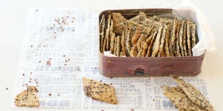 קרקר עם המום זרעים וגרעינים. צילום: אפרת ליכטנשטט