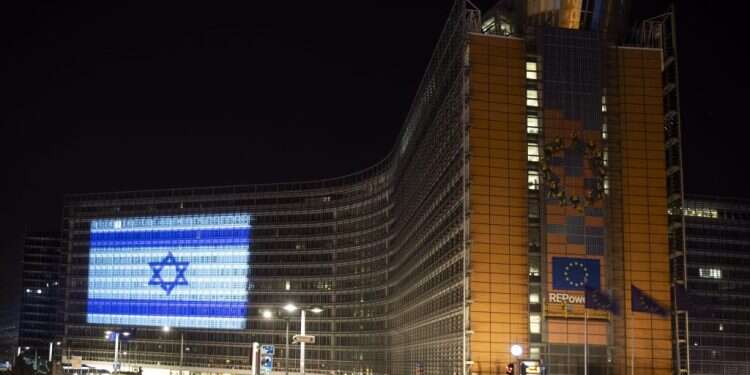 נציבות האיחוד האירופאי מוארת בדגל ישראל. צילום: EPA "קו פרשת מים נורא": מדינות באירופה משעות כספי סיוע לעזה