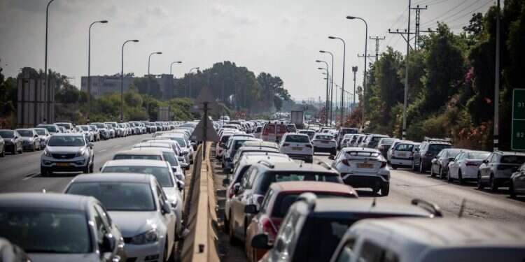 רכבי המילואימניקים שהושארו מחוץ לאחד מבסיסי צה סערת ההסעות למילואימניקים: המערך של צה"ל לא רלוונטי