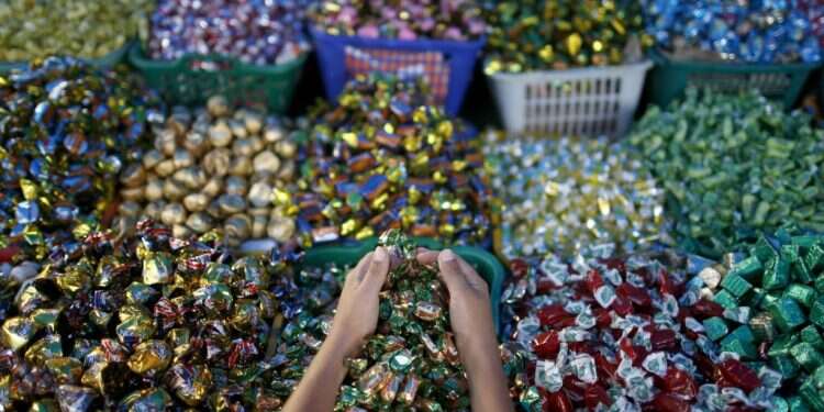 סוכריות. צילום: Wissam Nassar flash90 אני כבר יודעת שבמוצאי שמחת תורה אקבל לפחות הודעת ווטסאפ נוזפת אחת