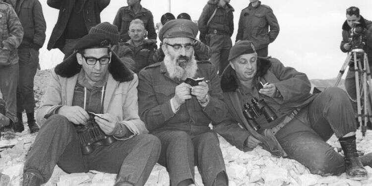 האלופים הרב שלמה גורן, אריאל שרון ורחבעם זאבי אומרים תהילים בזמן פעולת כראמה בירדן, 1968. צילום: במחנה