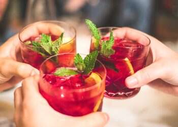 חצי הכוס המלאה: מה עושים עם היין שנשאר בסוף הארוחה