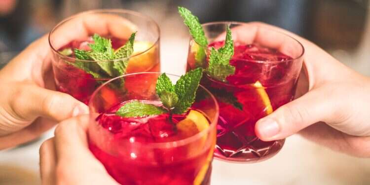 חצי הכוס המלאה: מה עושים עם היין שנשאר בסוף הארוחה