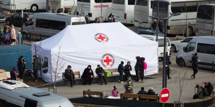 אוהל של הצלב האדום באוקראינה. צילום: שאטרסטוק 1,500 עורכי דין בפנייה לצלב האדום: אל תחזרו על התנהלותכם בשואה