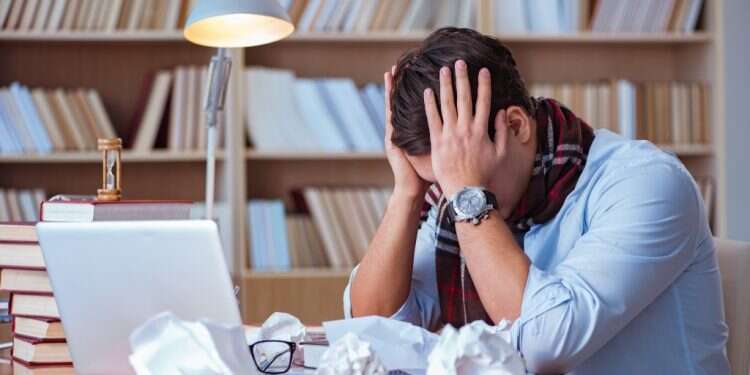 סופר נדחק מתשומת הלב ומנסה למצוא את מקומו מחדש. צילום: שאטרסטוק