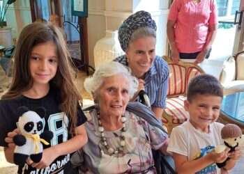 נסרגה מאהבה: ניצולת השואה שסורגת בובות לילדי עוטף עזה