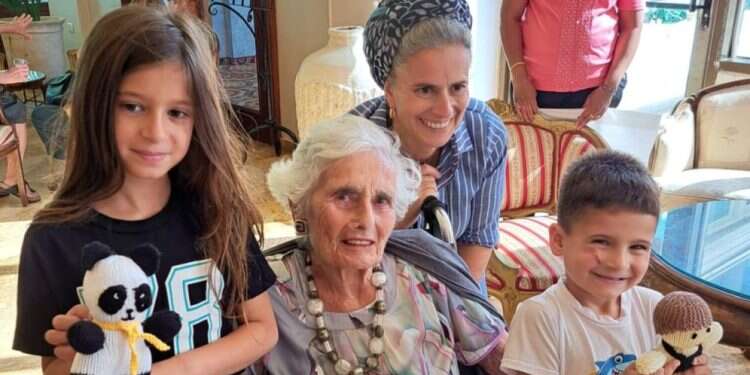 נסרגה מאהבה: ניצולת השואה שסורגת בובות לילדי עוטף עזה