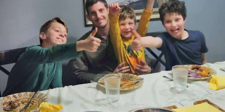 ארוחה משפחתית של משפחת שרון. צילום באדיבות הכותבת בחוץ יורים RPG, הנכדים איתי בממ"ד – ומשום מה חשבתי רק על האוסובוקו