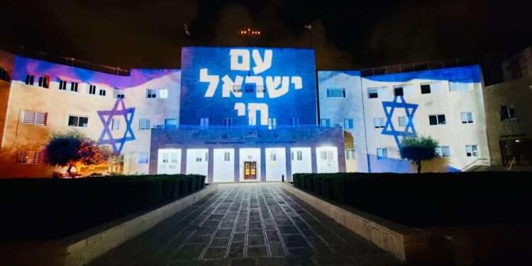 בניין ההסתדרות הציונית מואר בדגל ישראל, צילום: עיריית ירושלים אתרי התיירות בירושלים מתגייסים למען תושבי העוטף והצפון