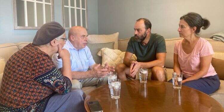 "לא הזמן להיות מנומסים או עדינים": נתן שרנסקי ביקר אצל הורי אחד החטופים