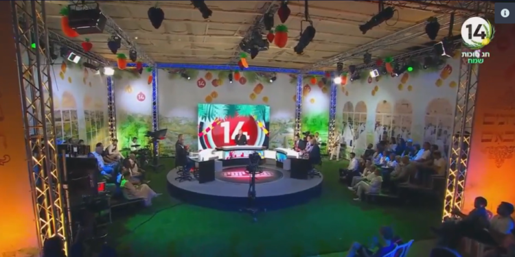 סוכת השידור של ערוץ 14. צילום מסך מתוך ערוץ 14 פסיכוזת הזמבורה: הרעש הפך לנשק האלים של המחאה
