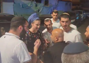 אבנים על הסוכה והתזה בזרנוק על התינוק: ההתקפות על המשפחה ברמלה נמשכות