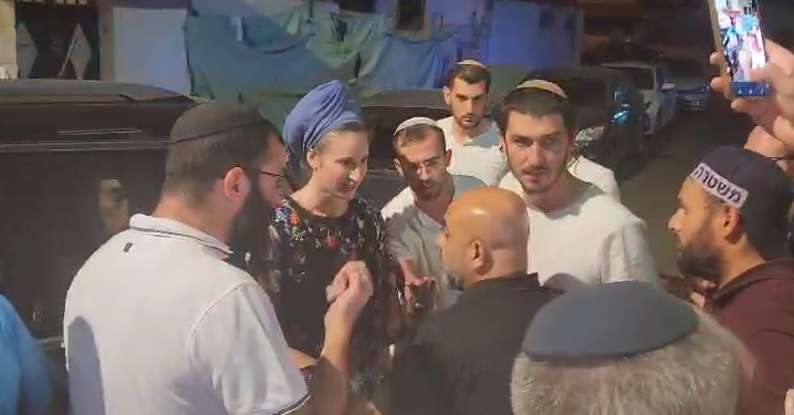 הודיה גליק עם השוטרים ברמלה. צילום: מנהלת עמישב אבנים על הסוכה והתזה בזרנוק על התינוק: ההתקפות על המשפחה ברמלה נמשכות