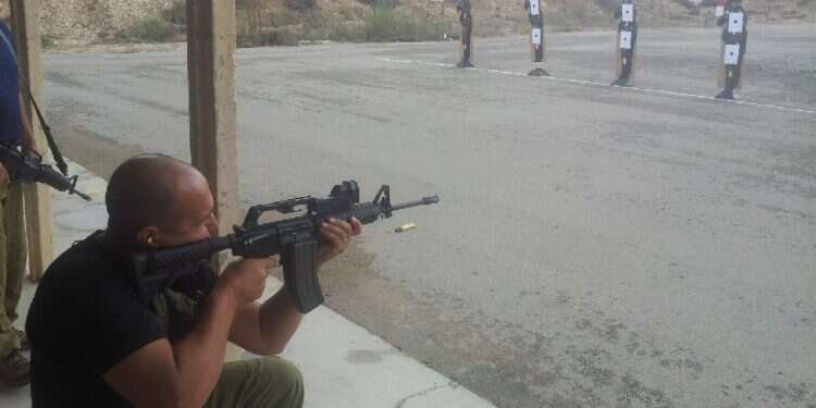 אימוני כיתת כוננות בקיבוץ מפלסים צילום מאתר היישוב בכיתות הכוננות מתריעים: "לוחמים רבים טרם ביצעו אפילו מטווח"