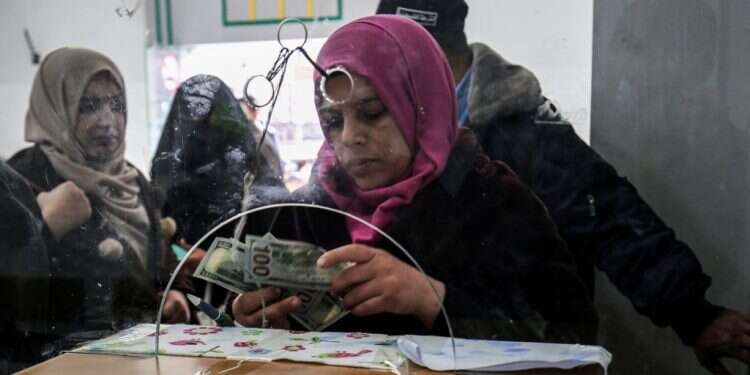 חלוקת משכורות ברפיח מכספי המימון הקטארי, 2018. צילום: איי.אף.פי קטאר לא מביאה תוצאות, אך מנסה להצטייר כמתווכת הוגנת