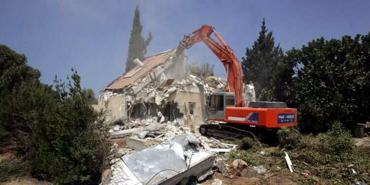 הריסת היישוב כפר־דרום במסגרת תוכנית ההתנתקות, 2005. צילום: גטי אימג'ס