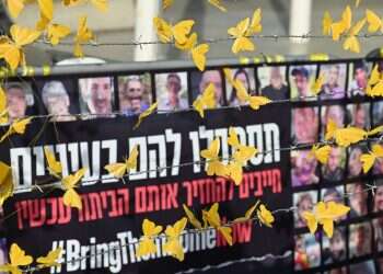 ניצולי שואה במיצג לשחרור החטופים: "כל עוד כל הם לא בבית, הלב שלנו שם איתם"