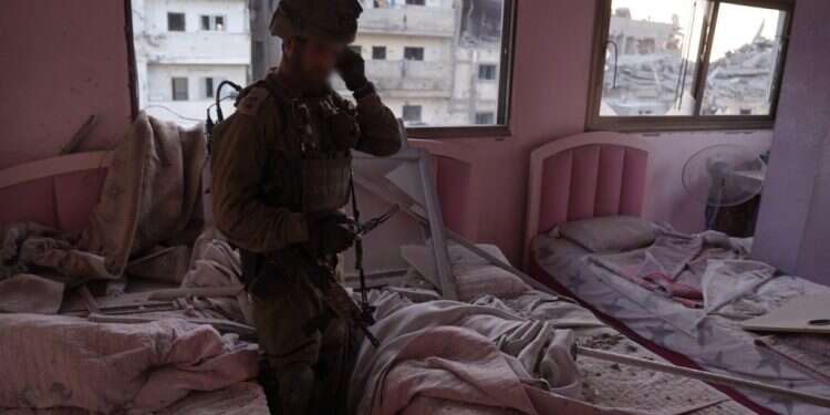 חדר ילדות בסמוך לייצור פצצות. צילום: דו בלב שכונת מגורים: בחדר אחד מייצרים טילים, בחדר השני ישנים ילדים