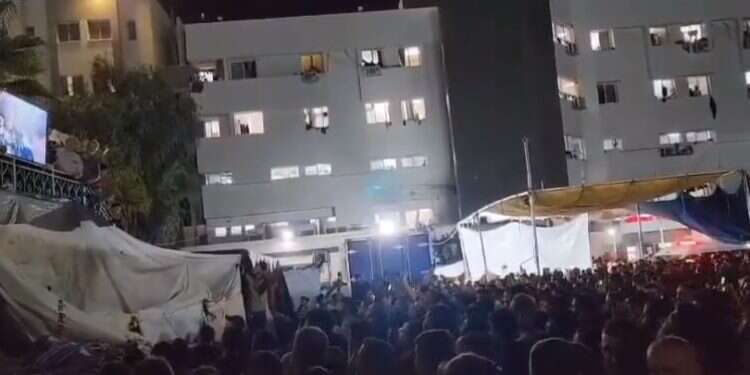 הקרנה מחוץ לבית חולים שיפא של התקפת החמאס. צילום מסך מתוך טוויטר במלחמת התודעה של חמאס האוכלוסייה האזרחית במקום אחרון