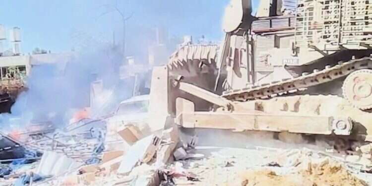 חשיפת פיר מנהרה מתחת לרכב של חמאס. צילום מסך מתוך סרטון של דו צה"ל חושף: תיעוד מיוחד של מנהרות טרור מתחת לבית החולים שיפא