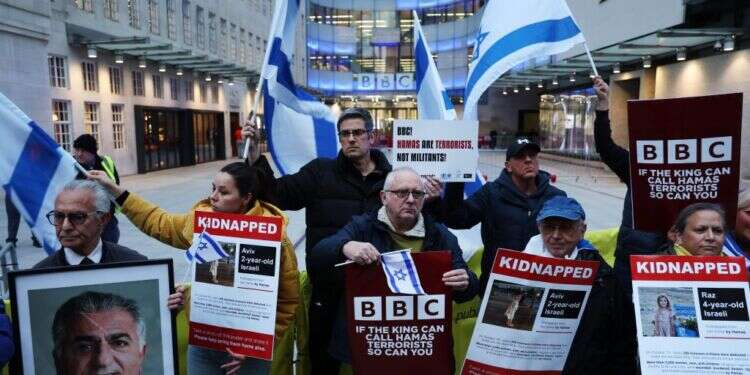 מפגינים פרו-ישראלים מול משרדי ה-BBC בבריטניה. צילום: EPA ה-BBC שוב בשירות הפלסטינים: ערוץ מיוחד ייפתח בעזה