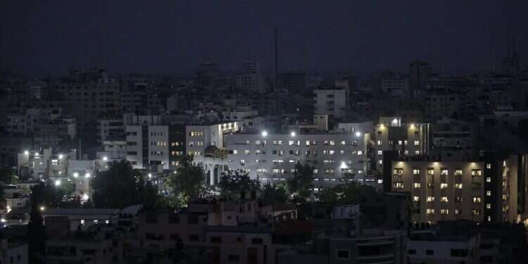 בית החולים שיפא בעזה. צילום: EPA ארגון הבריאות העולמי: "נפנה במהירות את בית החולים שיפא"